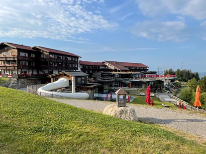 Familienhotel - Pools: Infinity Pool - Hochkrumbach - Familotel Allgäuer Berghof