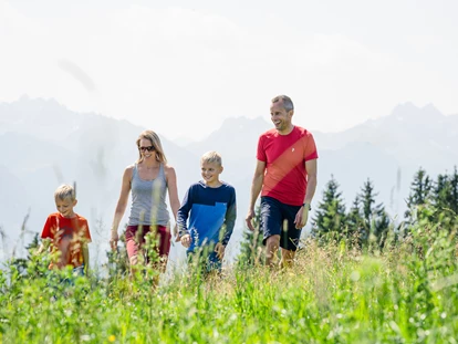 Familienhotel - Kinderbecken - Familienwanderung in der Hotelumgebung - Familotel Allgäuer Berghof
