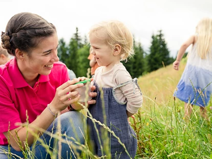 Familienhotel - Babybetreuung - Hochkrumbach - Natur entdecken mit der Kinderbetreuung - Familotel Allgäuer Berghof