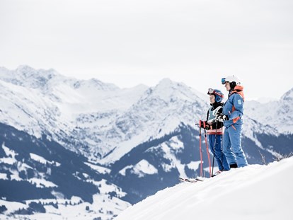 Familienhotel - Skikurs direkt beim Hotel - Reuthe - Beste Pistenbedingungen direkt am Hotel - Familotel Allgäuer Berghof