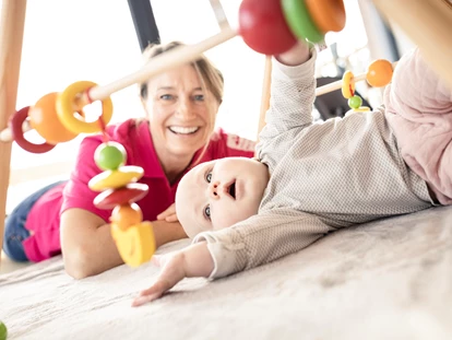 Familienhotel - Wellnessbereich - Hochkrumbach - Betreuung für Babys von professionellem Personal - Familotel Allgäuer Berghof