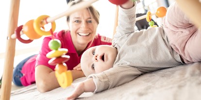 Familienhotel - Kinderbetreuung - PLZ 6763 (Österreich) - Betreuung für Babys von professionellem Personal - Familotel Allgäuer Berghof