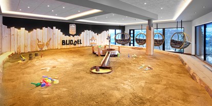 Familienhotel - Spielplatz - Allgäu - Sandburgen bauen im Indoor-Sandkasten Buddel - Familotel Allgäuer Berghof