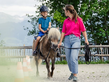 Familienhotel - Kinderbecken - Hochkrumbach - Reiten auf unserem Ponyhof - Familotel Allgäuer Berghof
