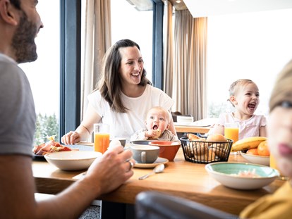 Familienhotel - Kinderbetreuung in Altersgruppen - Bayern - Frühstücken am Familientisch - Familotel Allgäuer Berghof