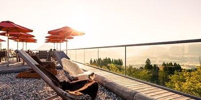 Familienhotel - Reitkurse - PLZ 87534 (Deutschland) - Aussicht genießen auf unserer Sonnenterrasse - Familotel Allgäuer Berghof