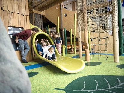 Familienhotel - Kinderbecken - Spielspaß auf unserem Indoor-Spielplatz Quaki - Familotel Allgäuer Berghof