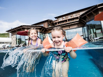 Familienhotel - Pools: Infinity Pool - Hochkrumbach - Badespaß im beheizten Außenschwimmbad - Familotel Allgäuer Berghof