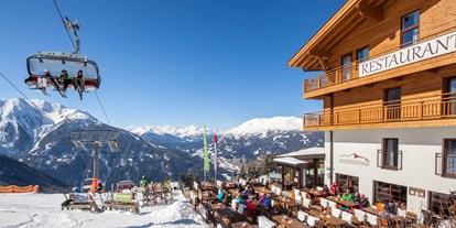Familienhotel - Schwimmkurse im Hotel - Österreich - Unser HOCHZEIGER HAUS mitten im Skigebiet - hier haben Sie ihr all-inclusive Mittagessen dabei - Kinderhotel STEFAN****