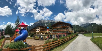 Familienhotel - Streichelzoo - Tiroler Oberland - Laerchenhof Aussenansicht  - Kinderhotel Lärchenhof