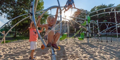 Familienhotel - Kinder spielen auf unserem anspruchsvollen Klettergerüst - Germany For Kids Kinderferienhotel Schloss Leizen
