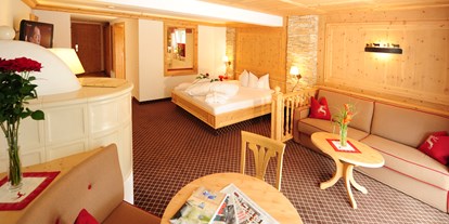 Familienhotel - Pools: Innenpool - PLZ 6100 (Österreich) - Großes Zimmer mit Doppelbett und Wohnbereich - Alpenhotel Kindl