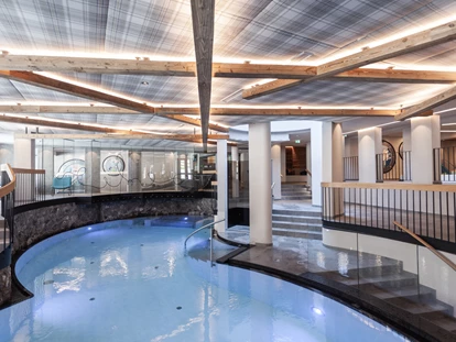 Familienhotel - Sauna - Medraz - Indoorpool mit Ganzkörpermassageliegen - Alpenhotel Kindl
