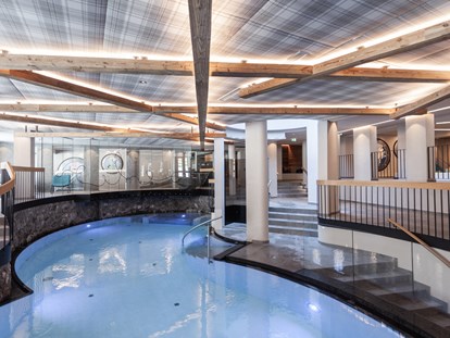 Familienhotel - Wasserrutsche - Meransen - Indoorpool mit Ganzkörpermassageliegen - Alpenhotel Kindl
