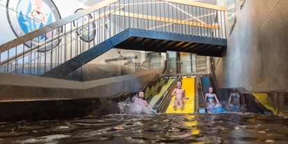 Familienhotel - Pools: Innenpool - Funwaterarea mit Röhrenrutsche und Trio-Slide Rutsche - Alpenhotel Kindl