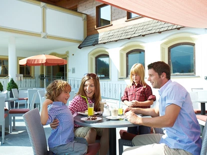 Familienhotel - Umgebungsschwerpunkt: Berg - Schlitters - Terrasse - Das Hopfgarten Familotel Tirol
