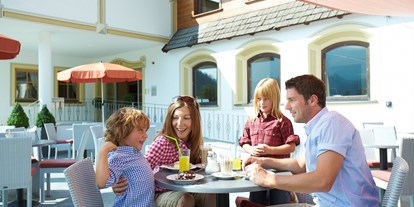 Familienhotel - Kinderbetreuung in Altersgruppen - PLZ 6280 (Österreich) - Terrasse - Das Hopfgarten Familotel Tirol