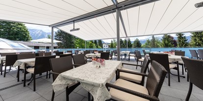 Familienhotel - Pools: Außenpool beheizt - Schlattham - Terrasse - Hotel-Restaurant Grimmingblick