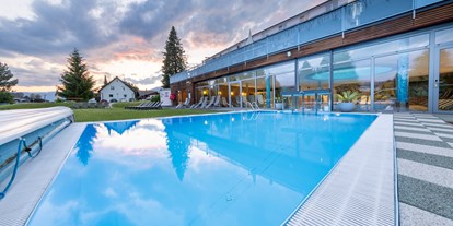 Familienhotel - Pools: Außenpool beheizt - Schlattham - Hotel-Restaurant Grimmingblick
