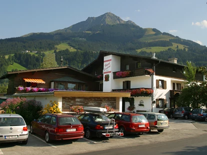 Familienhotel - Preisniveau: günstig - Schlitters - Familienhotel Central*** im Sommer, das Kitzbüheler Horn im Hintergrund - Familienhotel Central 