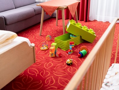 Familienhotel - Einzelzimmer mit Kinderbett - Für Eure Zwergerl gibts eine Spielebox im Zimmer - Familienhotel Central 