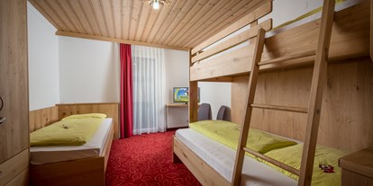 Familienhotel - Umgebungsschwerpunkt: Berg - PLZ 6370 (Österreich) - Schwanennest - Kinderzimmer - 2 Raum App, 2 Erw. bis zu 3 Kinder - Familienhotel Central 