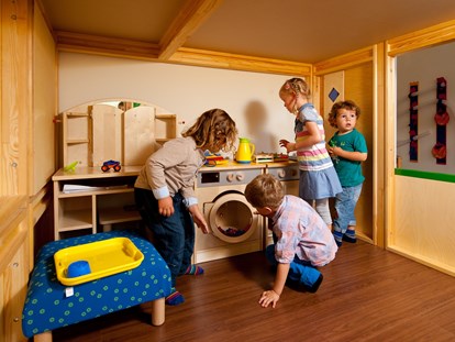 Familienhotel - Suiten mit extra Kinderzimmer - Spielraum Kinderbetreuung Kinderprogramm Hotel Bauernhof Salzburger Land - Familienhotel Oberkarteis