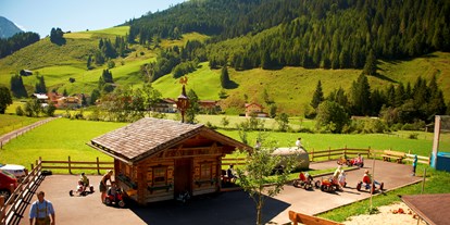 Familienhotel - Umgebungsschwerpunkt: Berg - Großer Abenteuerspielplatz mit jeder Menge Platz zum Toben - Familienhotel Oberkarteis