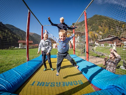 Familienhotel - Umgebungsschwerpunkt: Berg - Die große Trampolinanlage sorgt für Spaß und Action - Familienhotel Oberkarteis