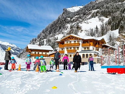 Familienhotel - Skikurs direkt beim Hotel - Unterkremsbrücke - Winter in Hüttschlag - Familienhotel Oberkarteis