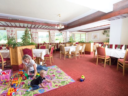 Familienhotel - Einzelzimmer mit Kinderbett - Thumersbach - Spielecke im Restaurant - Lengauer Hof