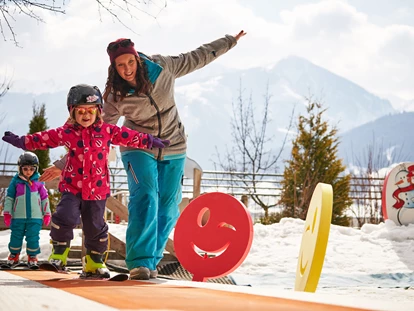 Familienhotel - Skilift - Kirchdorf in Tirol - Happy's Miniskikurs direkt am Hotel mit Zauberteppich - Familotel amiamo