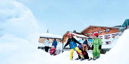 Familienhotel - Skilift - Happy's Miniskikurs direkt am Hotel mit Zauberteppich - Familotel amiamo