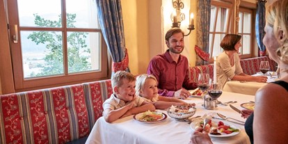 Familienhotel - Skikurs direkt beim Hotel - im Restaurant - Familotel amiamo