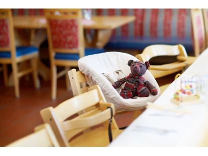 Familienhotel - ausschließlich Familien im Hotel - Eulersberg - für jedes Kind der richtige Stuhl vorhanden - Familotel amiamo