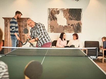 Familienhotel - ausschließlich Familien im Hotel - Salzburg - Studio mit Tischtennis, Billard, Airhockey und Panoramafenster  - Familotel amiamo