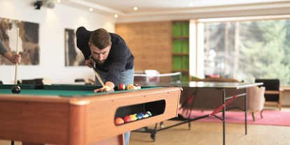 Familienhotel - Skikurs direkt beim Hotel - Studio mit Tischtennis, Billard, Airhockey und Panoramafenster  - Familotel amiamo