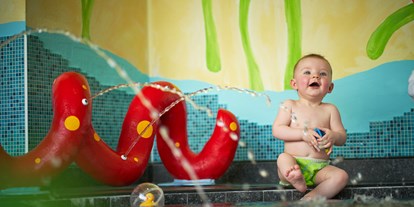 Familienhotel - Garten - PLZ 6373 (Österreich) - beheizter Babypool mit lustiger Spritzschlange und vielen Wasserspielsachen - Familotel amiamo
