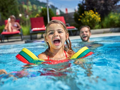 Familienhotel - Schwimmkurse im Hotel - Einöden - im beheizten Außenpool - Familotel amiamo