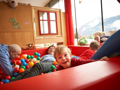 Familienhotel - Skilift - Kirchdorf in Tirol - Bällebad im Happy-Club - Familotel amiamo