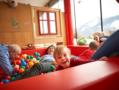 Familienhotel - ausschließlich Familien im Hotel - Bad Gastein - Bällebad im Happy-Club - Familotel amiamo