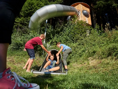 Familienhotel - Teenager-Programm - Österreich - Raketenrutsche am Spielplatz - Familotel amiamo