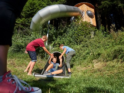 Familienhotel - Garten - Österreich - Raketenrutsche am Spielplatz - Familotel amiamo