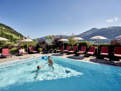 Familienhotel - ausschließlich Familien im Hotel - St. Johann in Tirol - ganzjährig beheizter Außenpool - Familotel amiamo