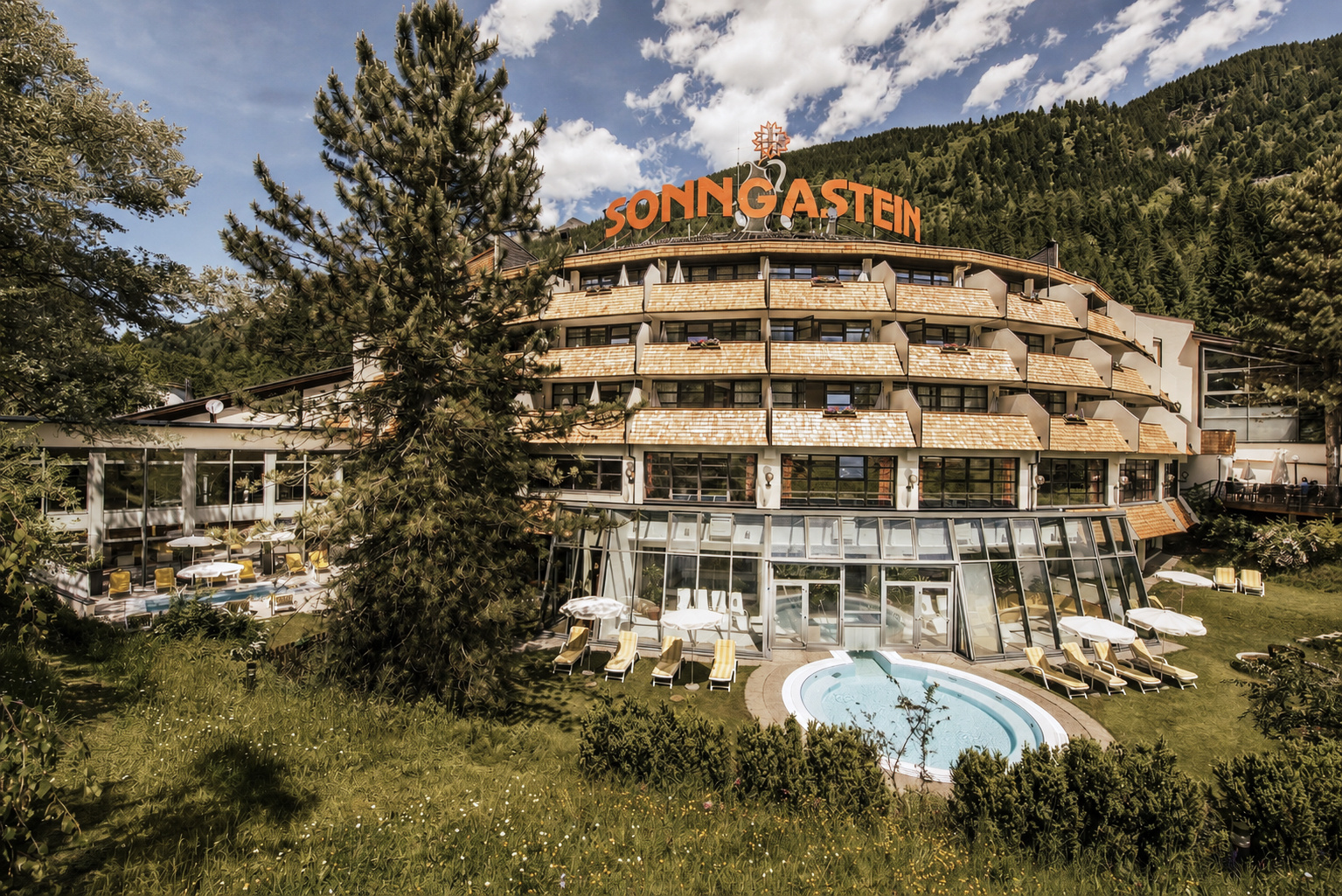 Kinderhotel - Hauptansicht Familienhotel Sonngastein mit Pool und Gartenanlage - Hotel Sonngastein