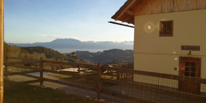 Familienhotel - Pools: Außenpool beheizt - Sicht aus der Wildererhütte - Familien Resort Petschnighof