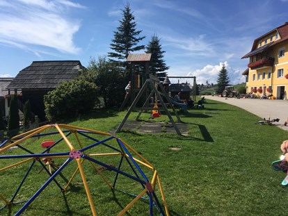 Familienhotel - Umgebungsschwerpunkt: See - Höhe - Kinderspielplatz im Außenbereich - Familien Resort Petschnighof