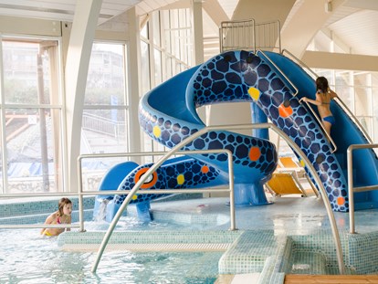 Familienhotel - Pools: Sportbecken - Rutsche in der Familientherme - Kolping Hotel Spa & Family Resort