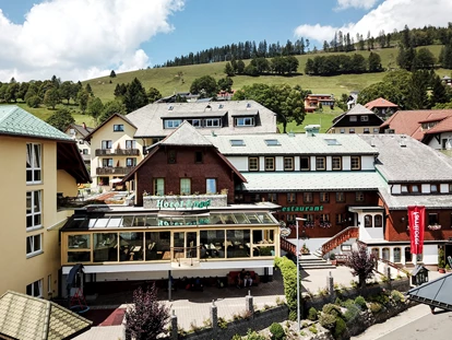 Familienhotel - Skikurs direkt beim Hotel - Freiburg im Breisgau - Hotelansicht - Familotel Engel