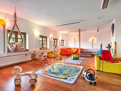 Familienhotel - Einzelzimmer mit Kinderbett - PLZ 79859 (Deutschland) - Babyzimmer - Familotel Engel